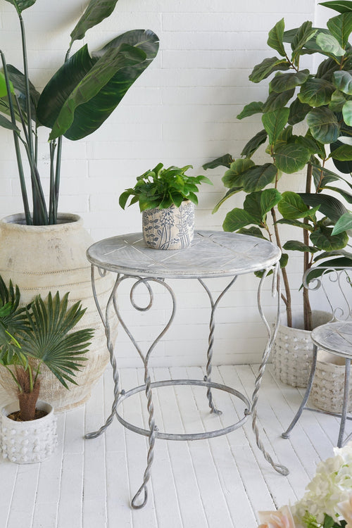 Table d'appoint ronde de style champêtre français en fer, cœur, finition argent vieilli
